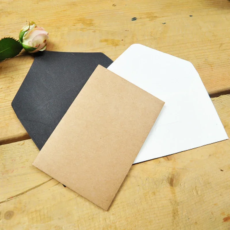 Detalle del papel kraft y el cierre del sobre