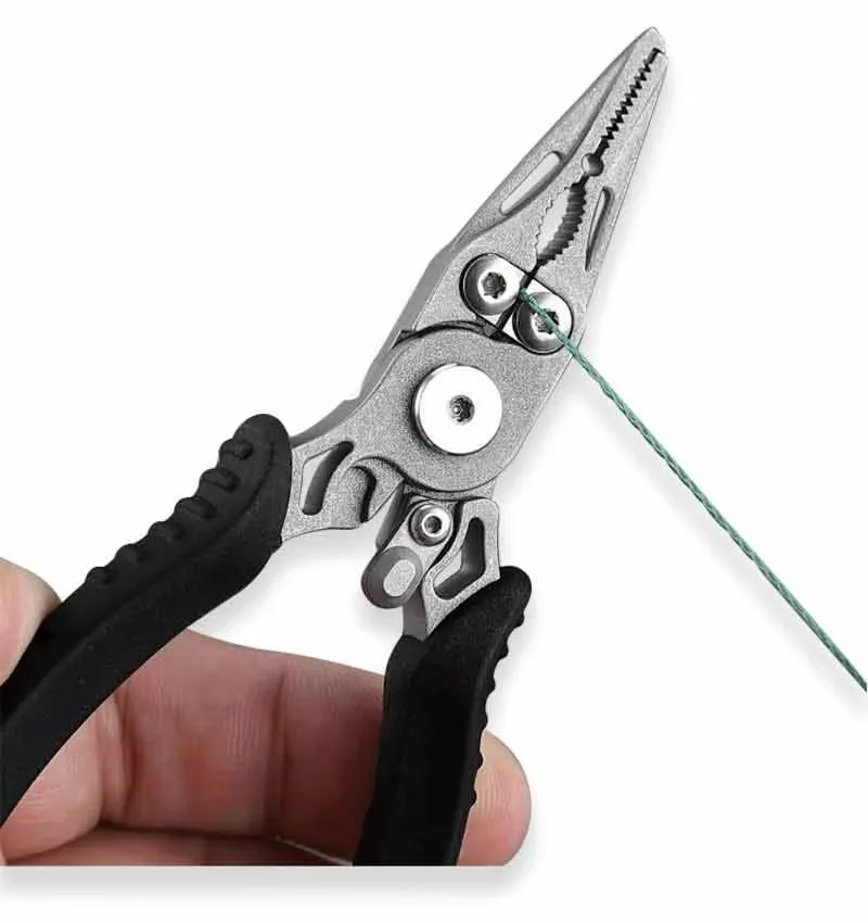 Alicates TAKEDO en mano para comparar tamaño