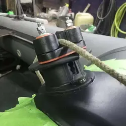 Cleat de Presión Universal con Cojinetes – Anclaje Rápido para Barca y Kayak