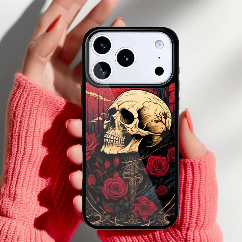 Funda para iPhone con diseño de calaveras y rosas en color negro