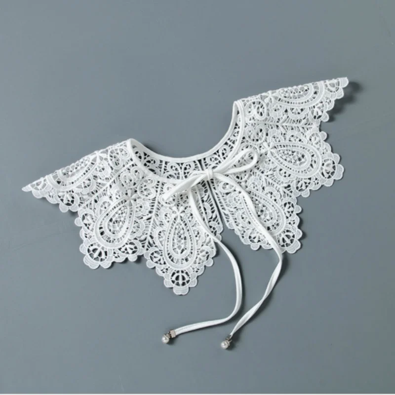 Cuello falso de encaje calado con perlas y hombros descubiertos - imagen 3