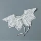 Cuello falso de encaje calado con perlas y hombros descubiertos - imagen 3