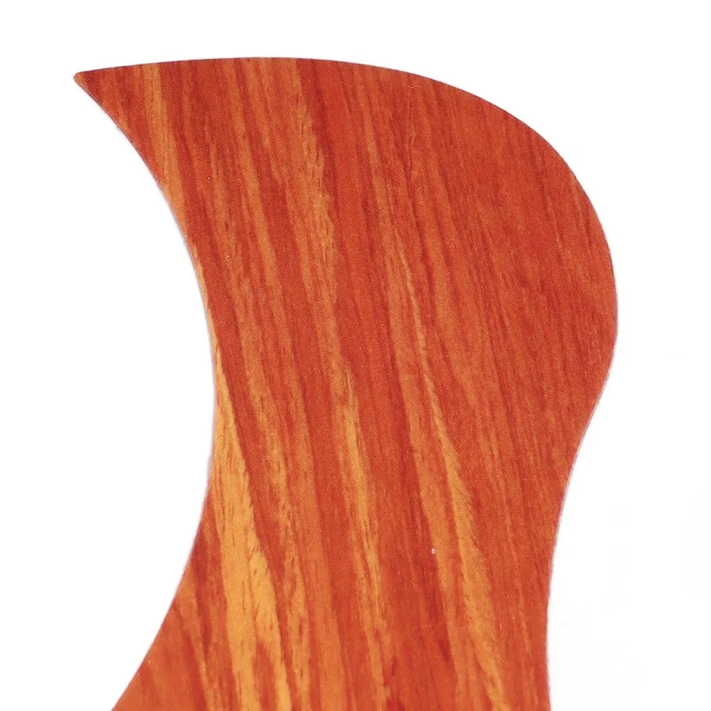 Golpeador color sándalo sobre guitarra acústica