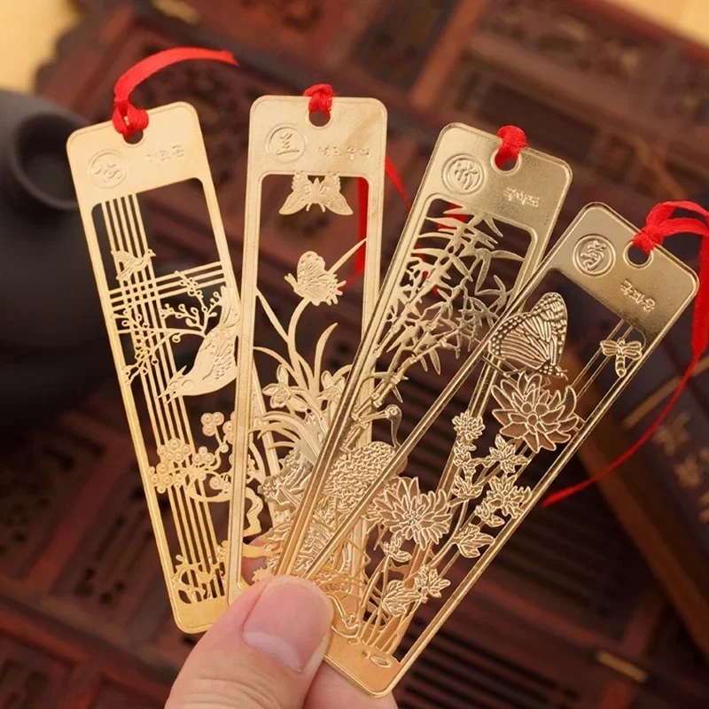Marcapáginas metálico hueco con borla y nudo rojo para lectura - imagen 4