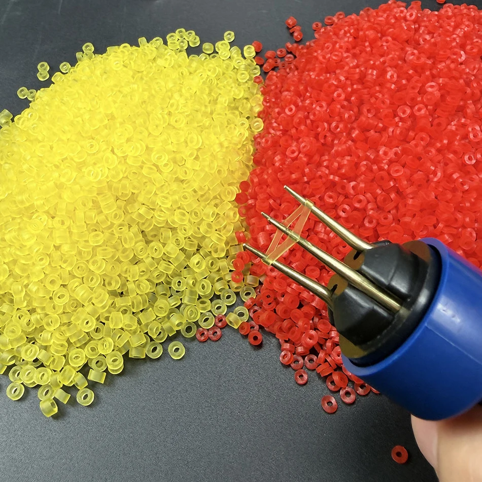 Banda elástica roja y amarilla en mano