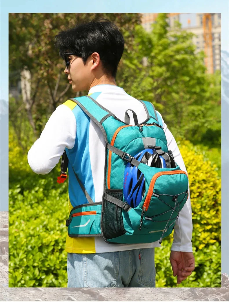 Mochila de hidratación para actividades al aire libre con detalles reflectantes