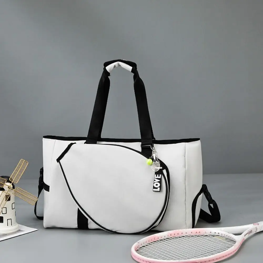 Modelo usando la bolsa al hombro en entorno deportivo