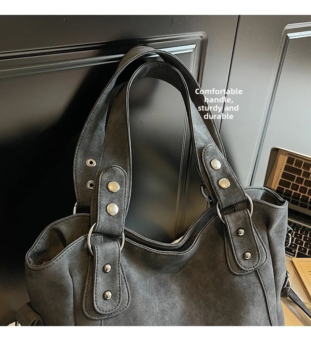 Bolso bandolera de PU en uso