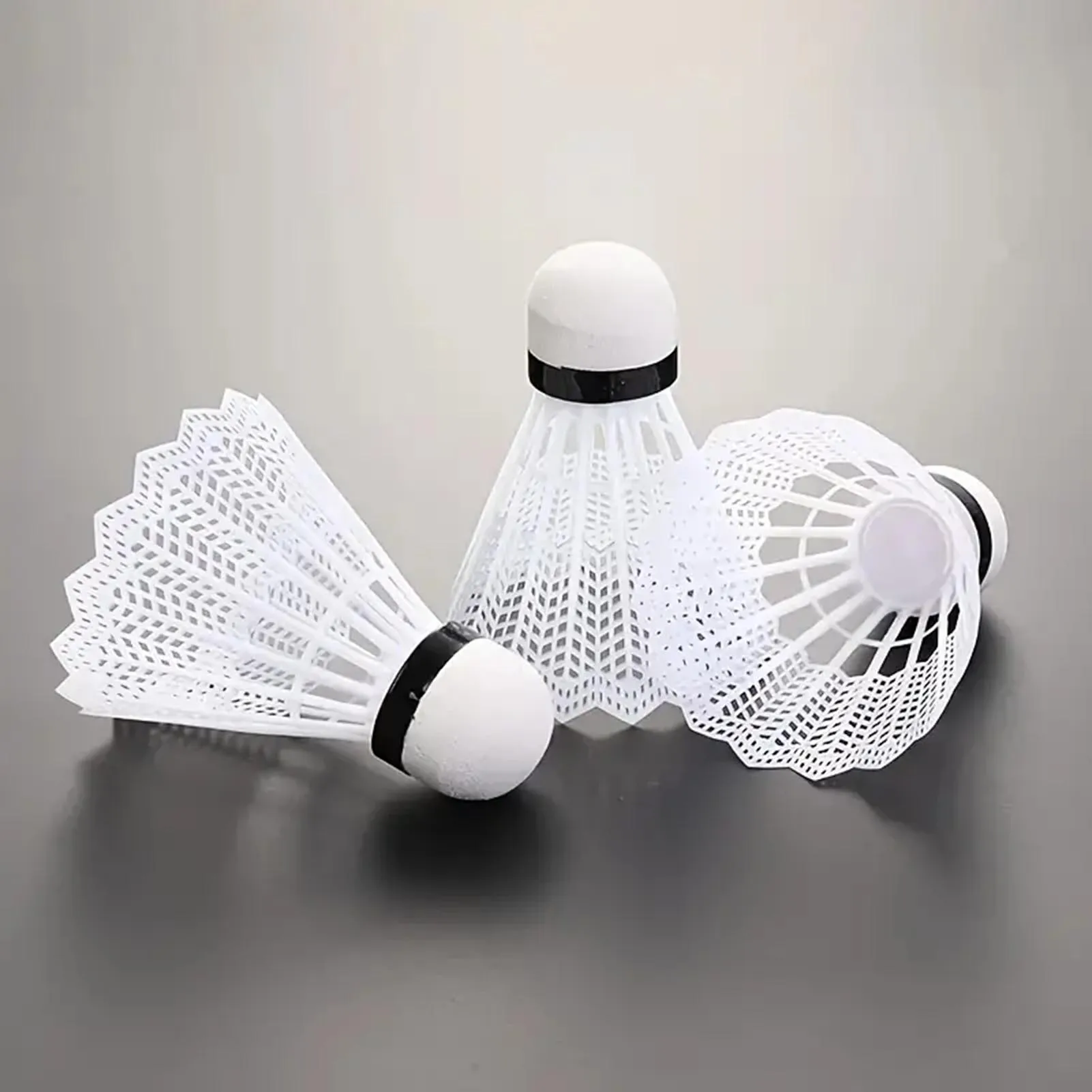 Volantes de bádminton blancos con diseño práctico para juego recreativo
