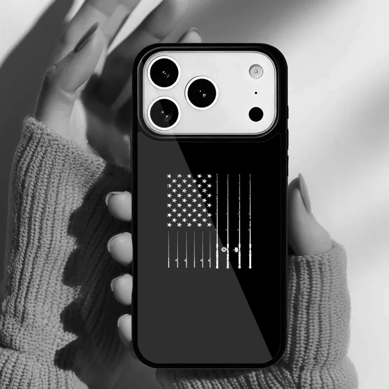 Funda en mano mostrando el diseño en uso cotidiano