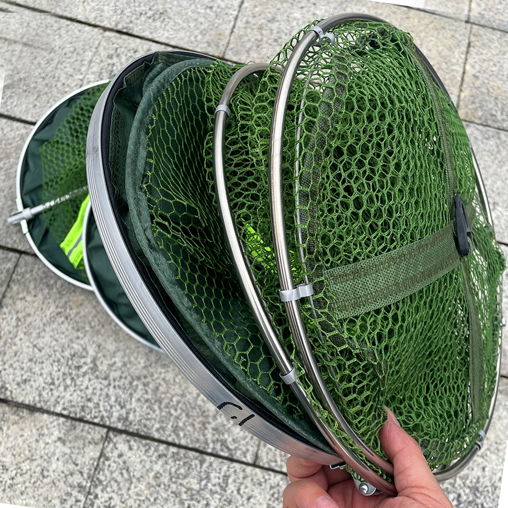 Red plegada junto a una mochila de pesca
