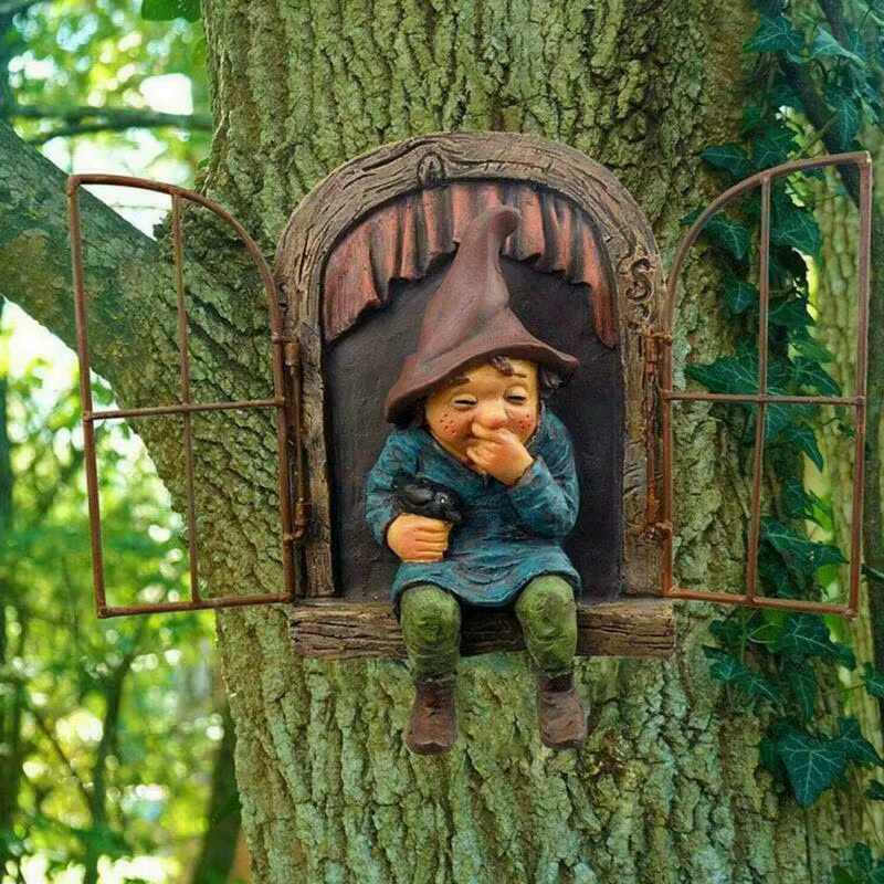 Gnomo de jardín travieso decorativo para exterior – Elfo junto al árbol - imagen 4