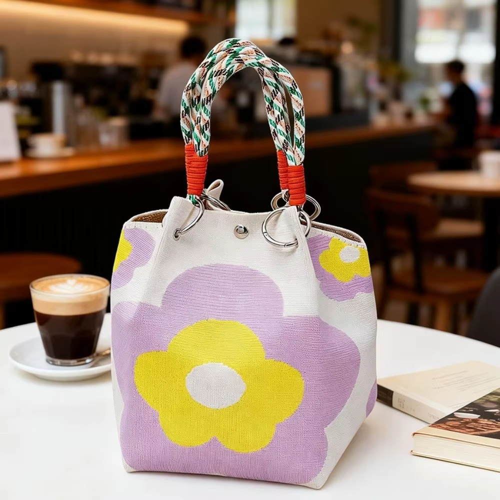 Detalle de la textura tejida y el patrón floral del bolso