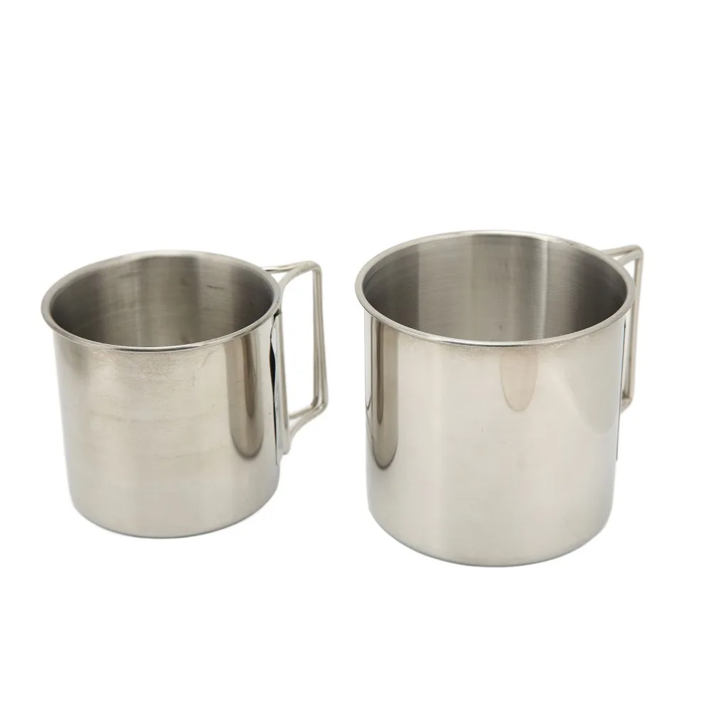 Tazas de acero inoxidable apiladas listas para guardar