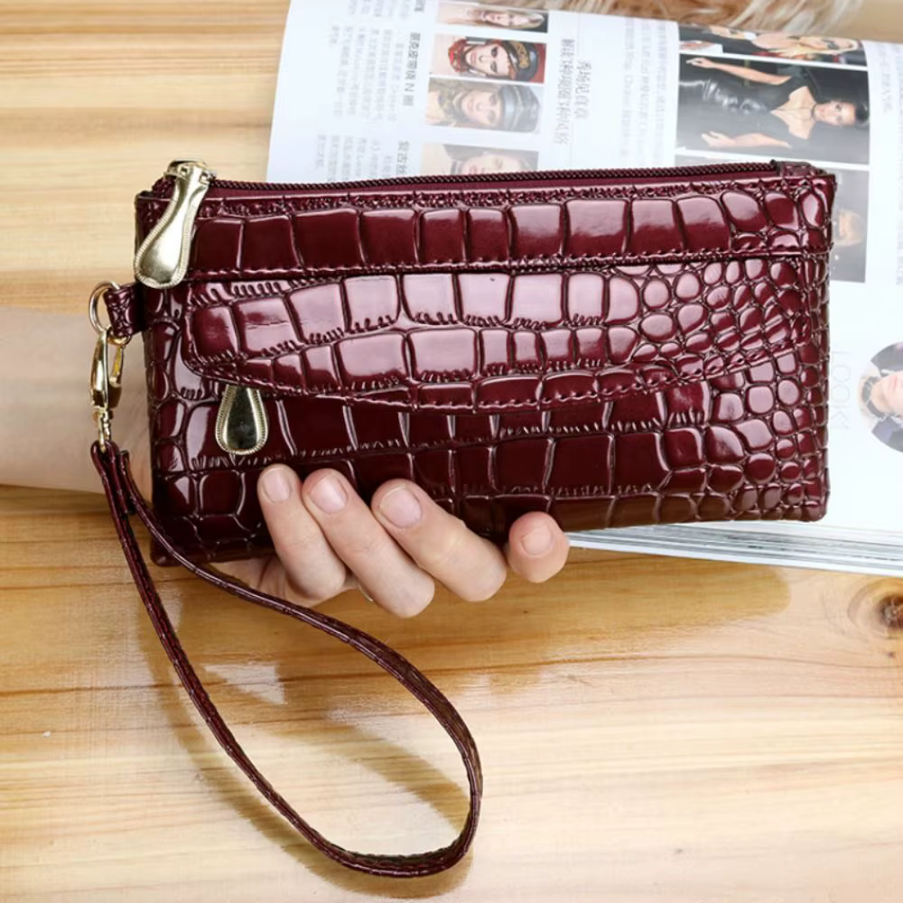 Vista lateral de la cartera con textura de cocodrilo