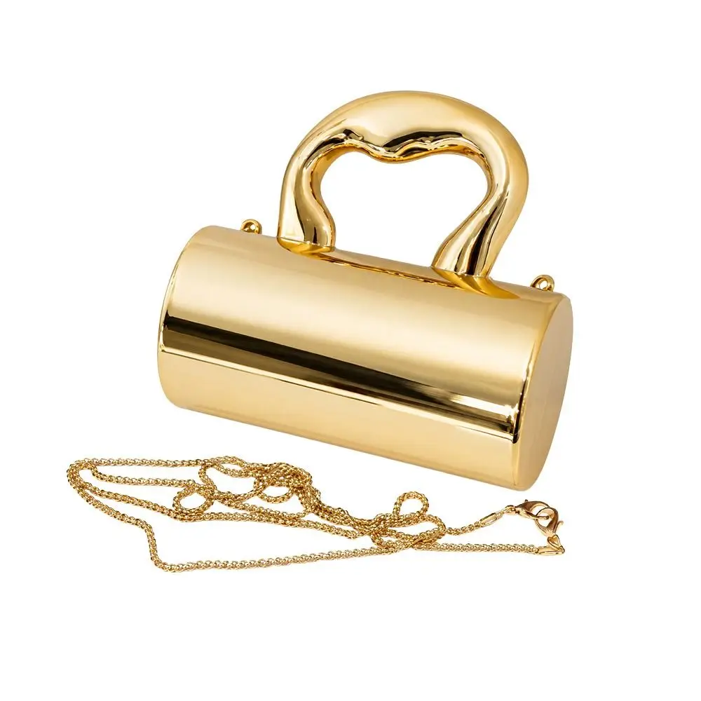 Detalle del brillo y el estilo del bolso dorado