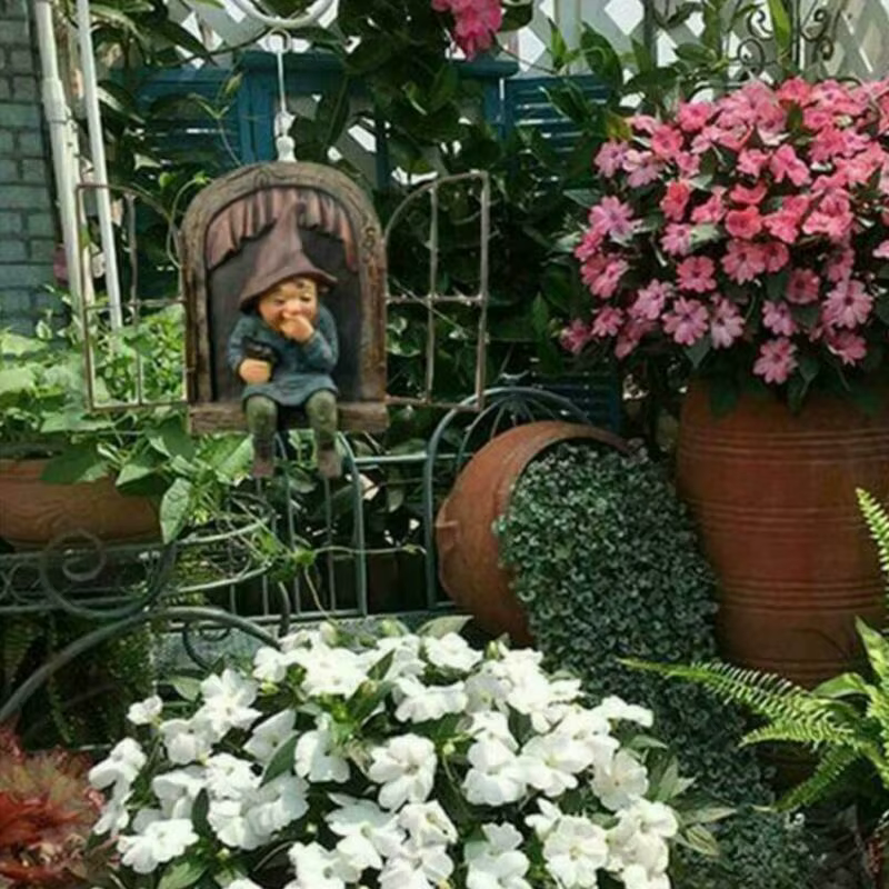 Gnomo de jardín travieso decorativo para exterior – Elfo junto al árbol - imagen 3