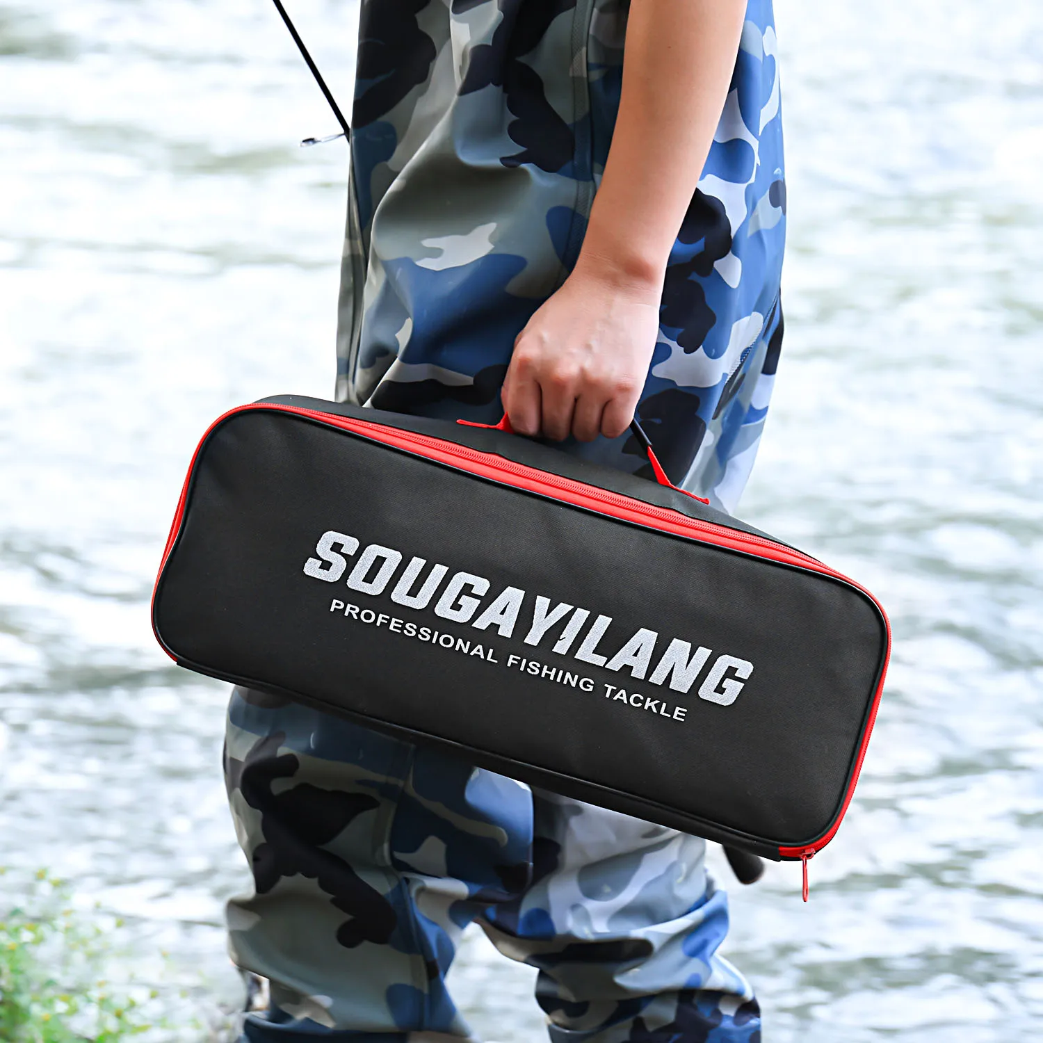 Una persona que sostiene una bolsa de pesca negra y roja