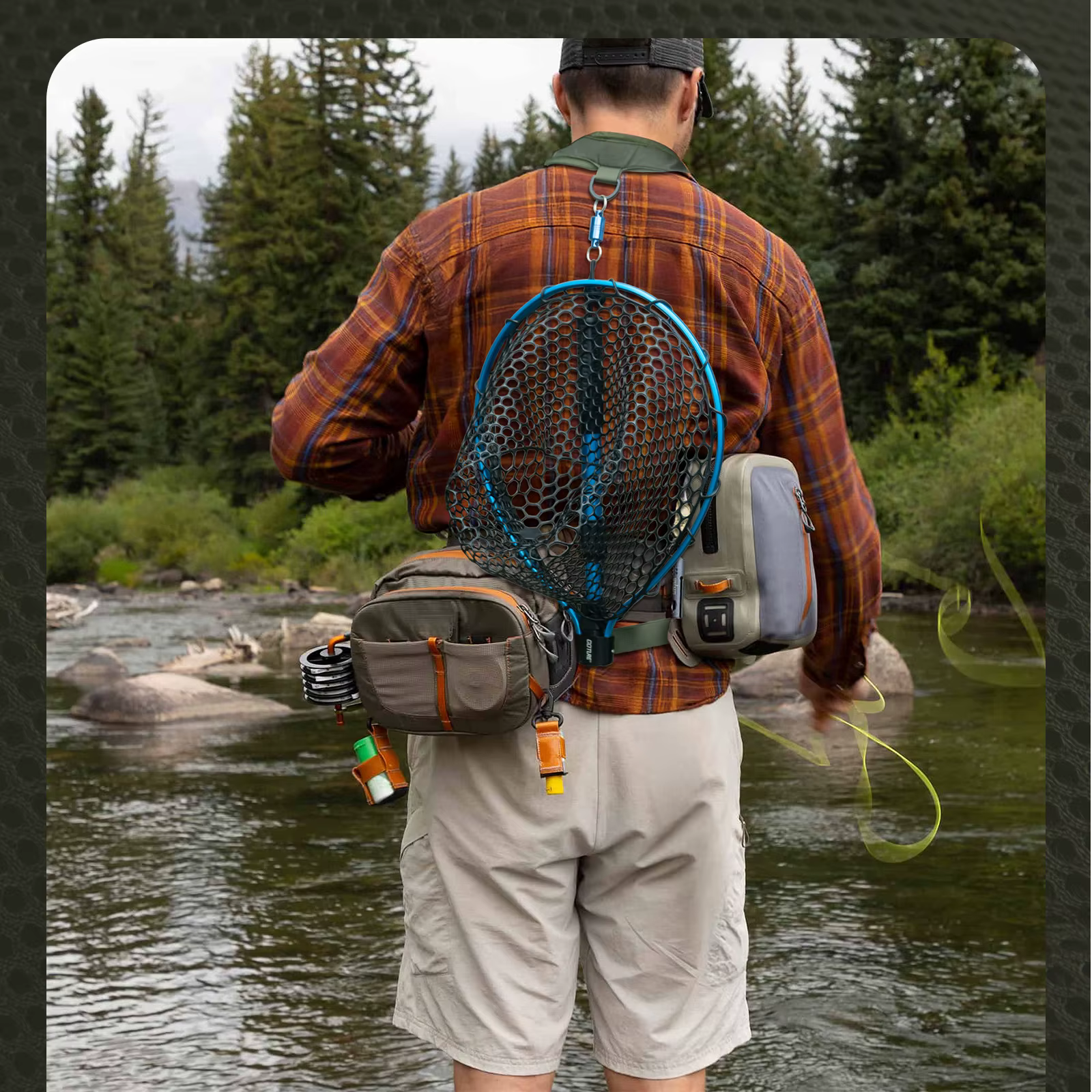 Bolsa de pecho usada en entorno natural de pesca