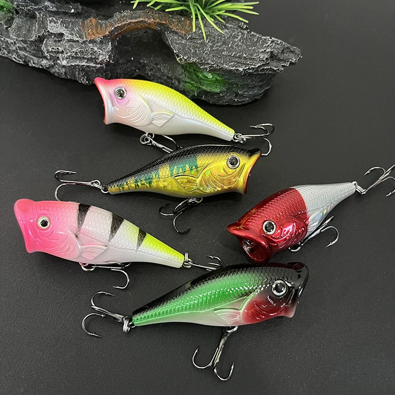Popper topwater en acción, superficie y salpicadura