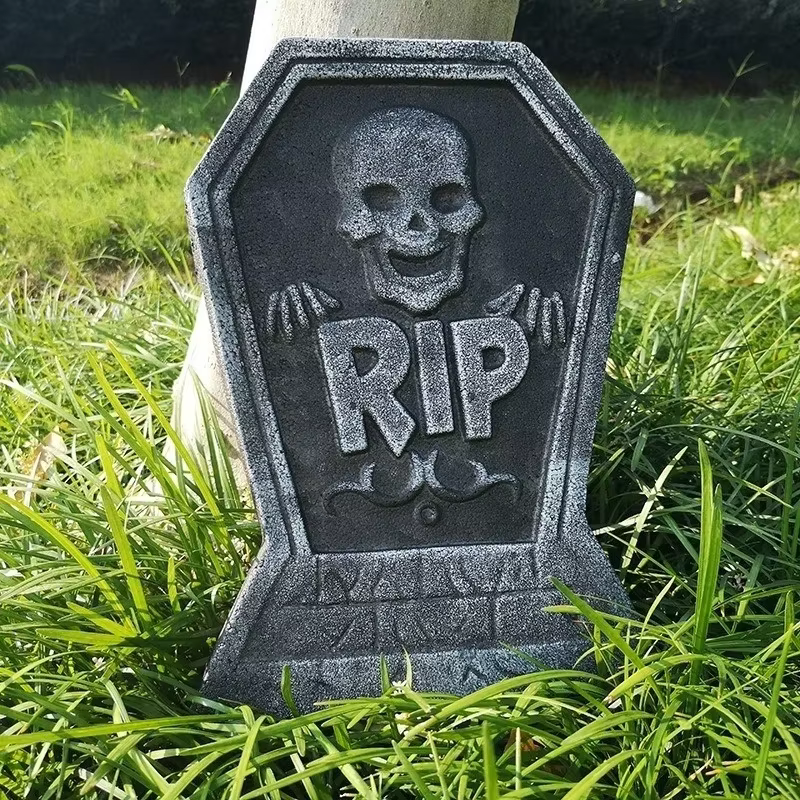 Detalle de la calavera RIP en la lápida de espuma