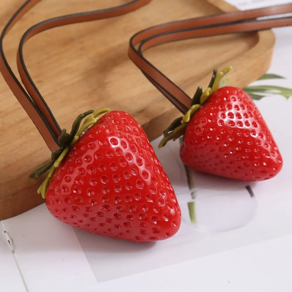 Llavero impermeable fresa 3D de resina para coche y bolso - imagen 3