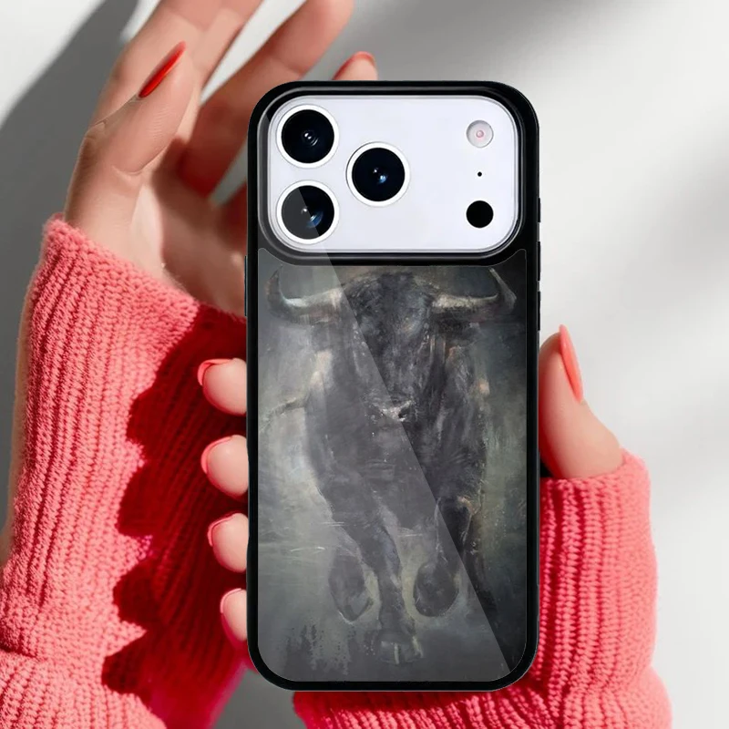 Funda puesta en un iPhone sobre una mesa de madera