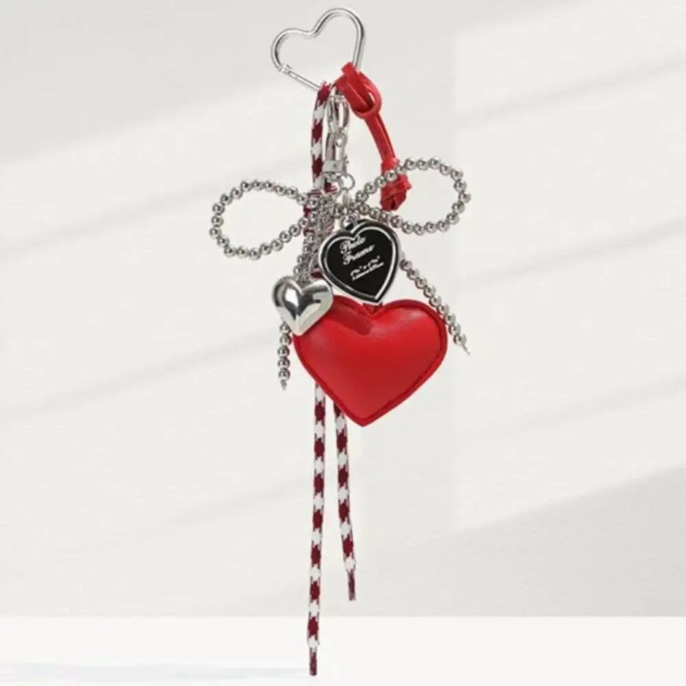 Llavero artesanal con colgante corazón y borla para bolso - imagen 3