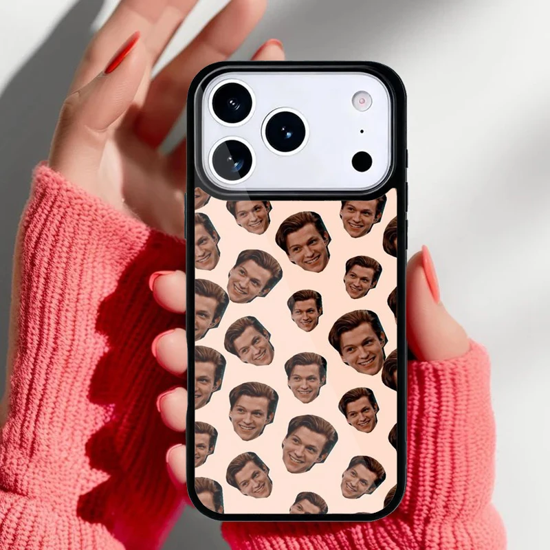 Funda en color rojo con diseño de Tom Holland