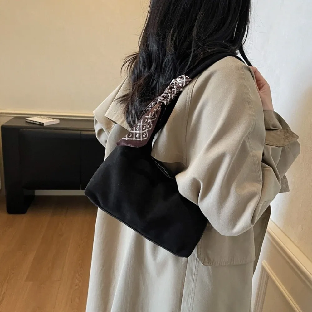 Bolso tote de ante sintético con cremallera y pañuelo de seda - imagen 4