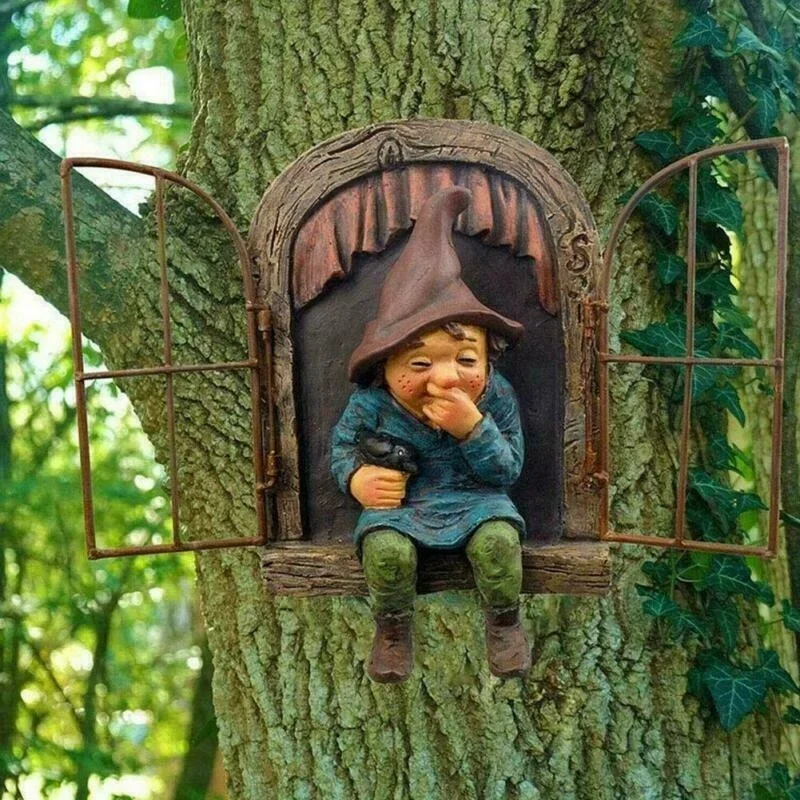 Figura gnomo travieso abrazando árbol – decoración jardín y patio