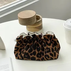 Bolsa de maquillaje con cremallera de perlas y estampado de leopardo