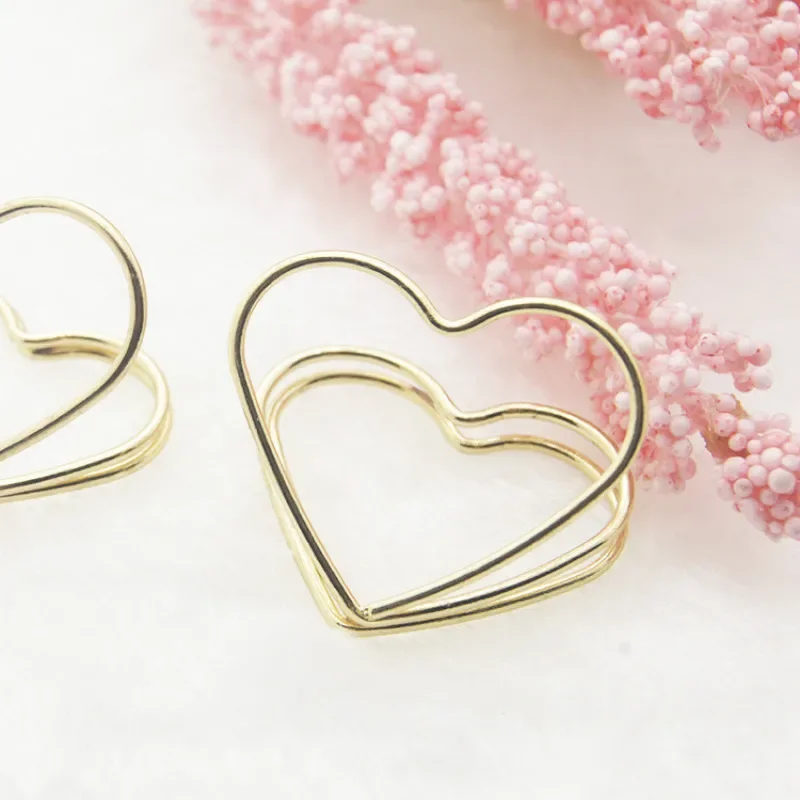 Decoración de mesa con clips en forma de corazón