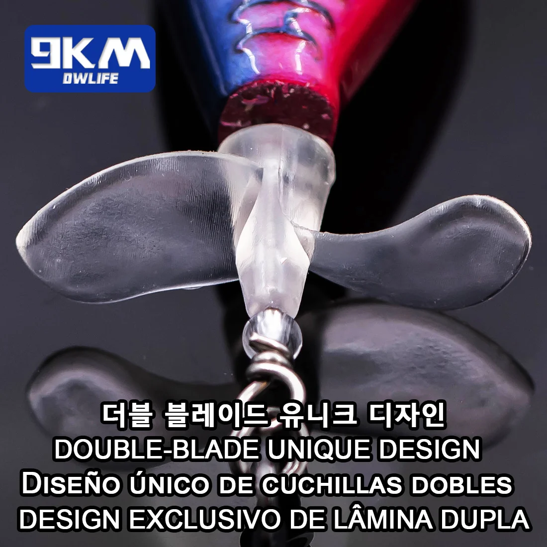 Señuelo popper con cola giratoria de doble hoja en acción sobre el agua