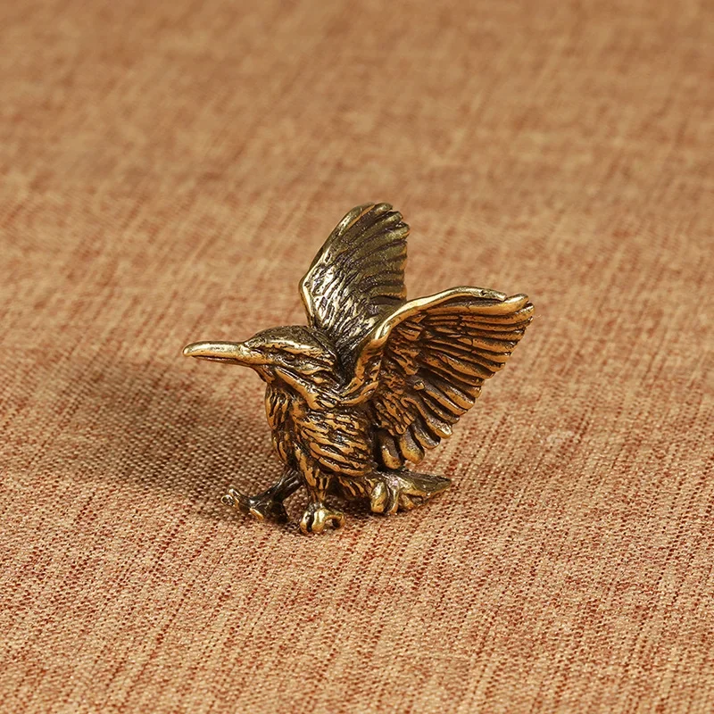 Detalle del diseño tipo águila con alas abiertas