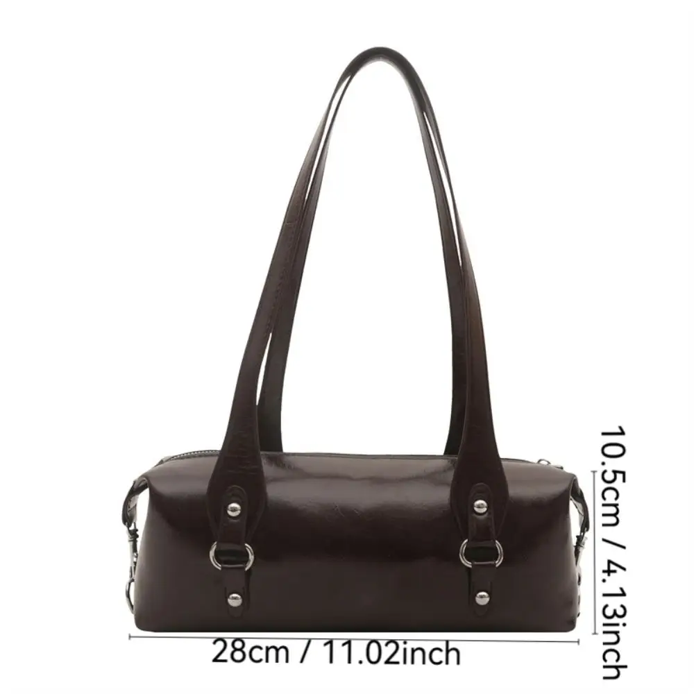 Bolso de cuero con hebilla metálica