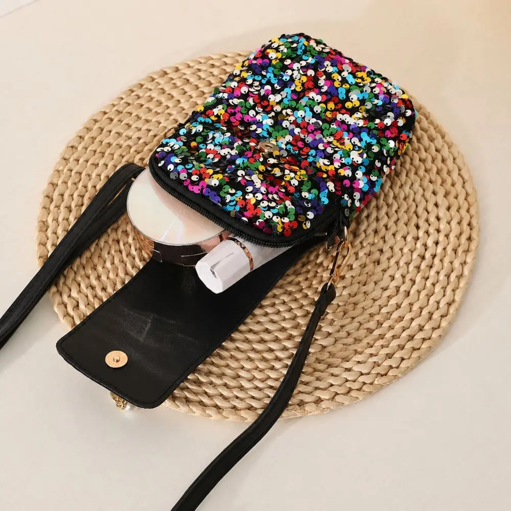 Bolso bandolera con lentejuelas y solapa decorativa