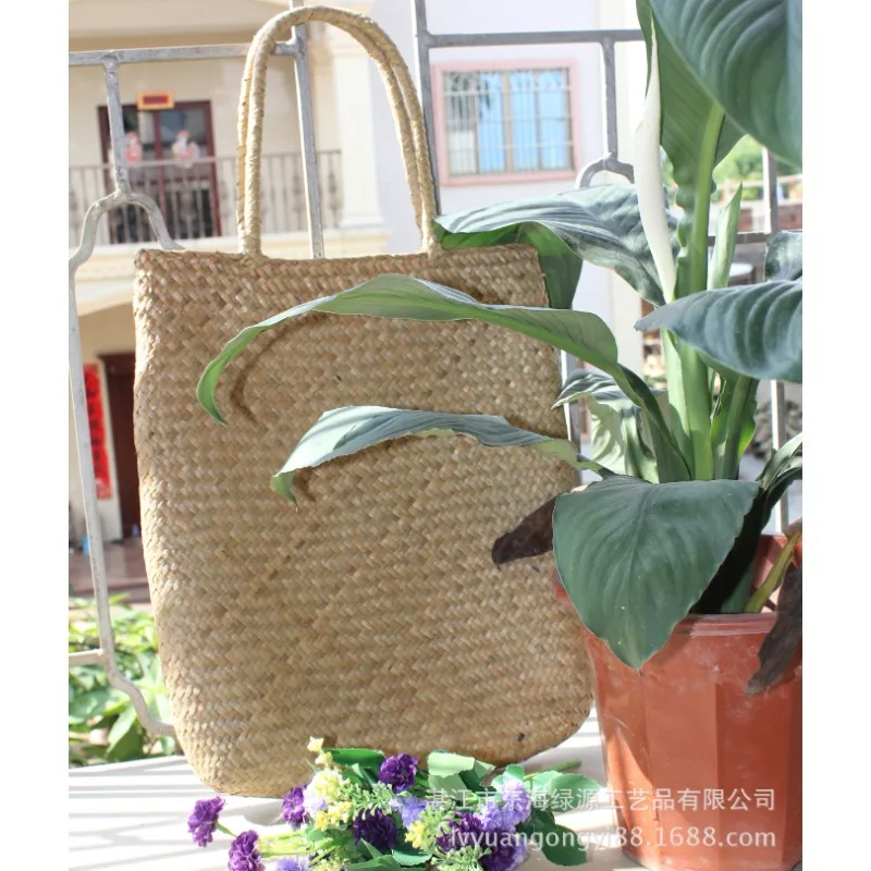 Variante del bolso con el asa plegada, ideal para llevar como clutch