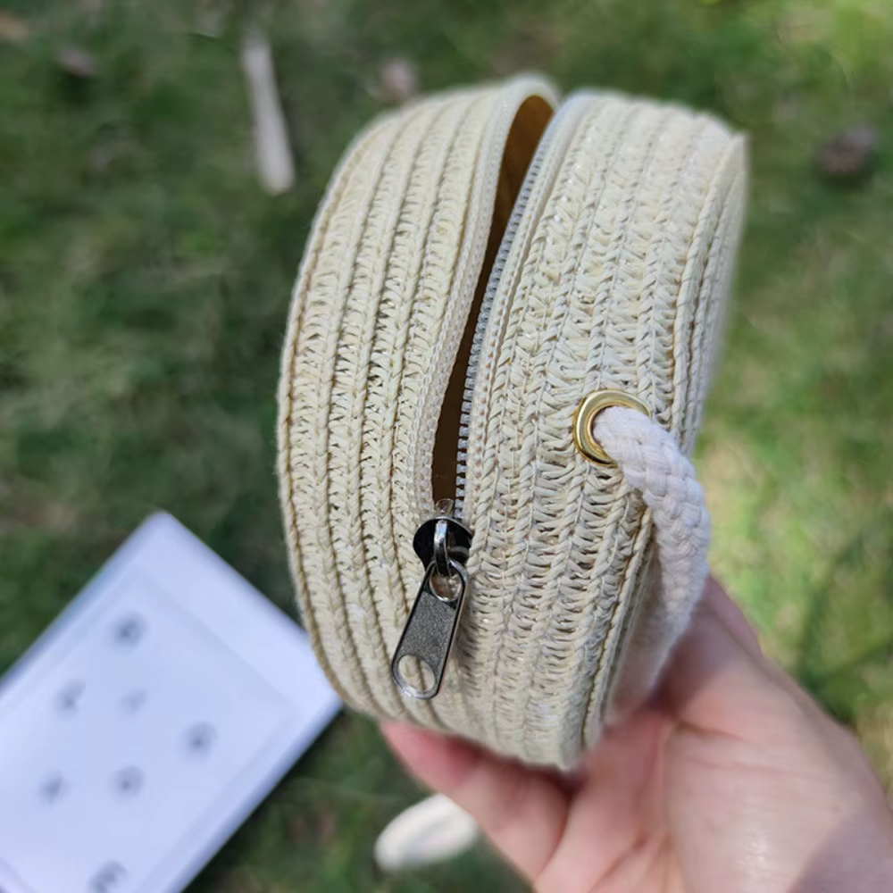 Detalle del bolso mini con correa trenzada y cierre superior