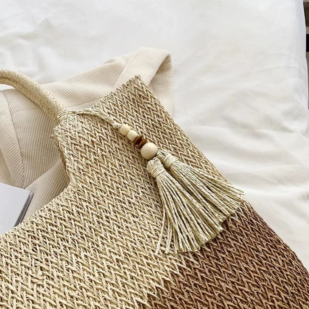 Bolso de paja utilizado como accesorio de playa