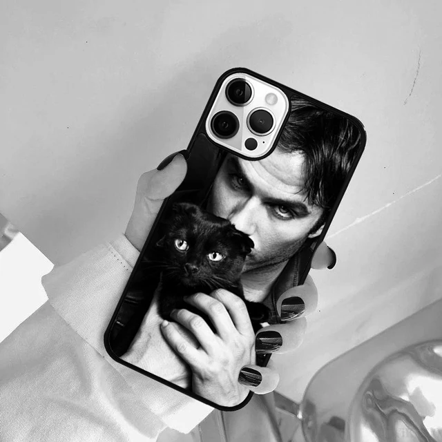 Vista lateral de la funda para iPhone con diseño de Vampire Diaries