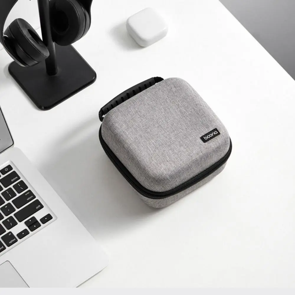 Vista completa del estuche con Mac Mini y accesorios organizados