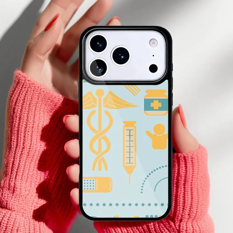 Funda médica con diseño de corazón y enfermera