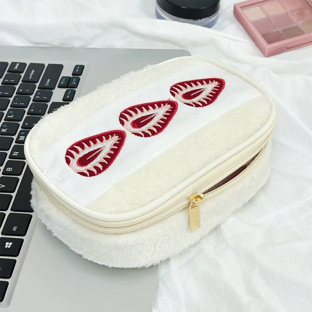 Estuche bordado diseño sándwich fresa – Multifuncional hogar y viaje - imagen 4