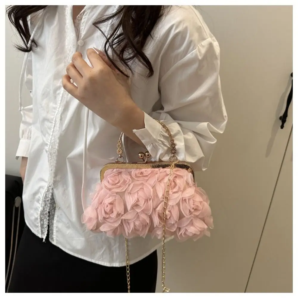 Detalle del bolso de mano con flores 3D