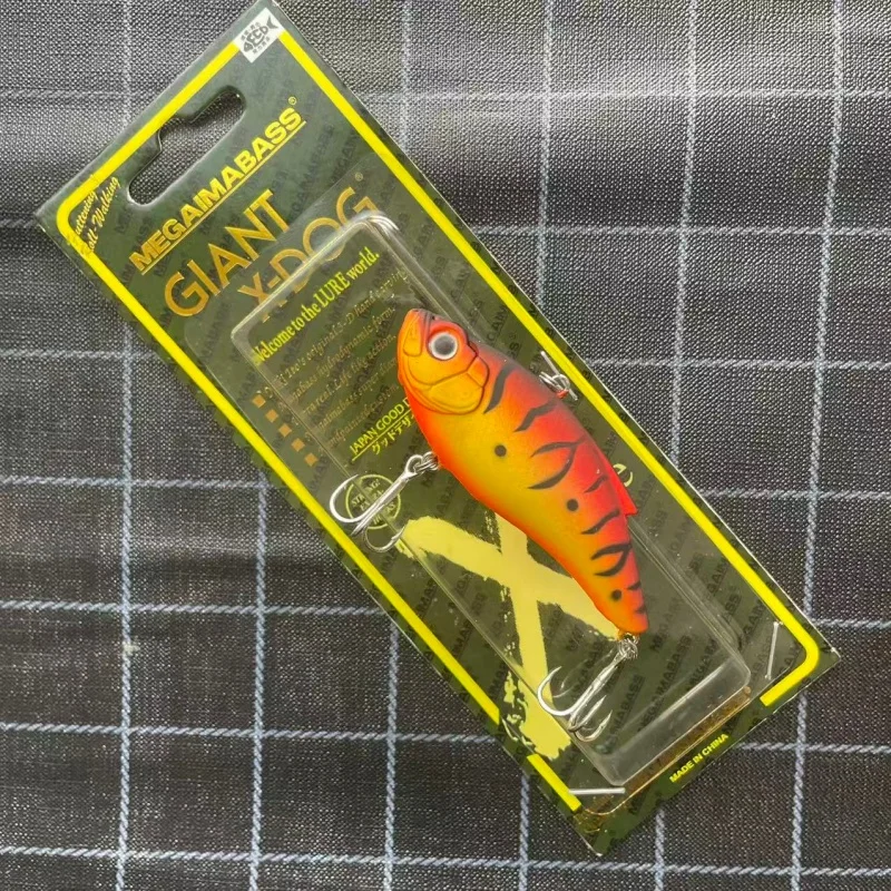 Señuelo hard bait en el agua