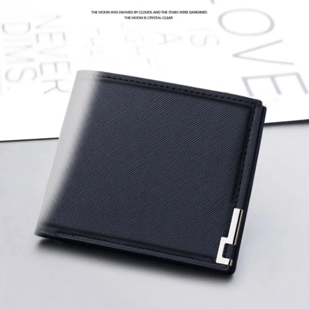 Cartera corta compacta en tonos blanco y negro