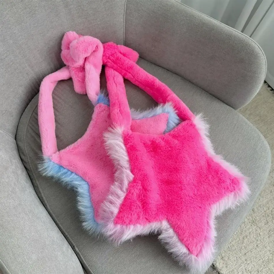 Mujer llevando el bolso estrella al hombro
