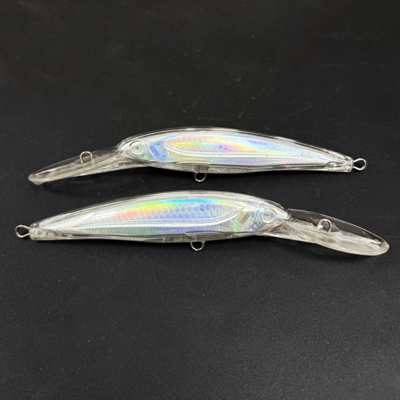 Primer plano del señuelo sin pintar mostrando su acabado liso