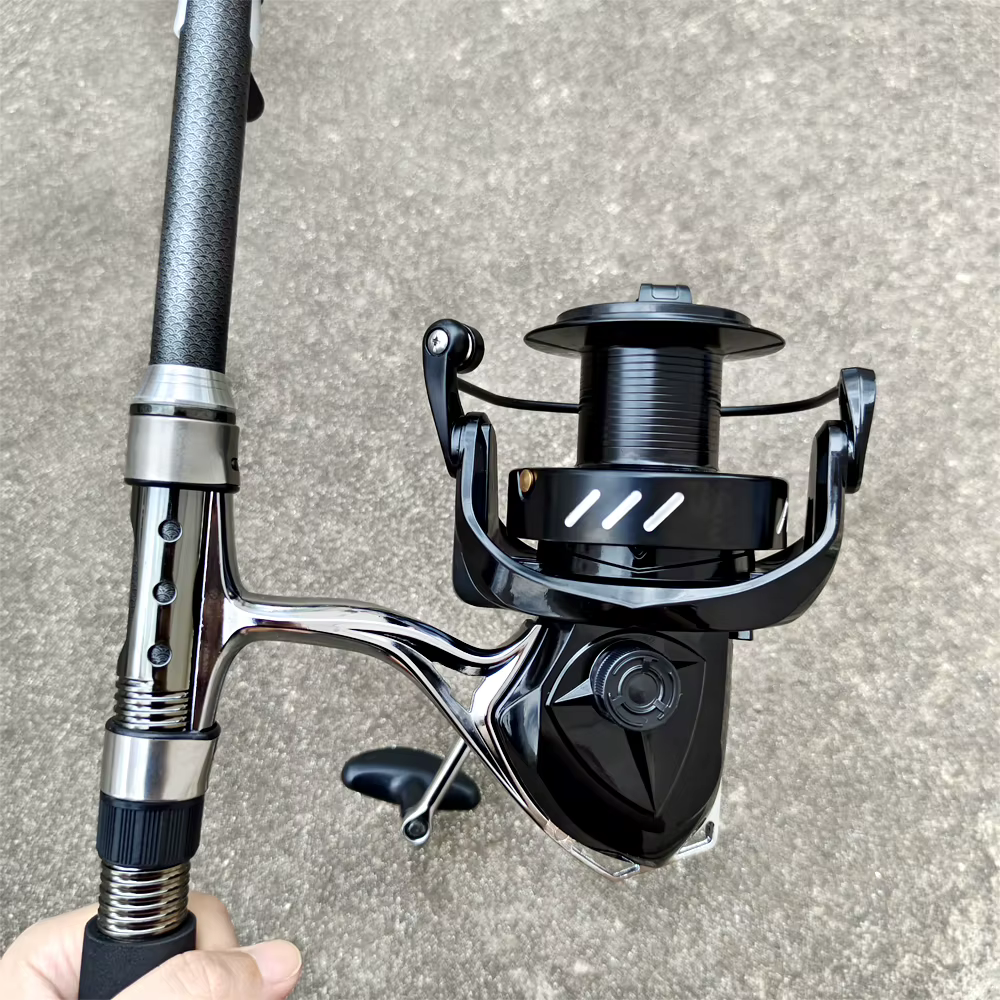 Vista lateral del carrete metálico con sistema de frenado de 25 kg